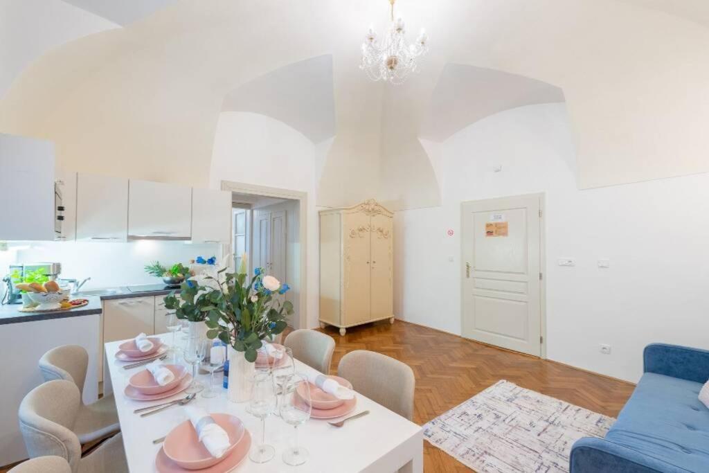 Rose Apartments / Romantic & Cozy / City Center Prag Exterior foto