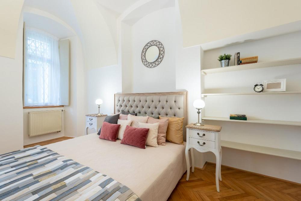 Rose Apartments / Romantic & Cozy / City Center Prag Exterior foto